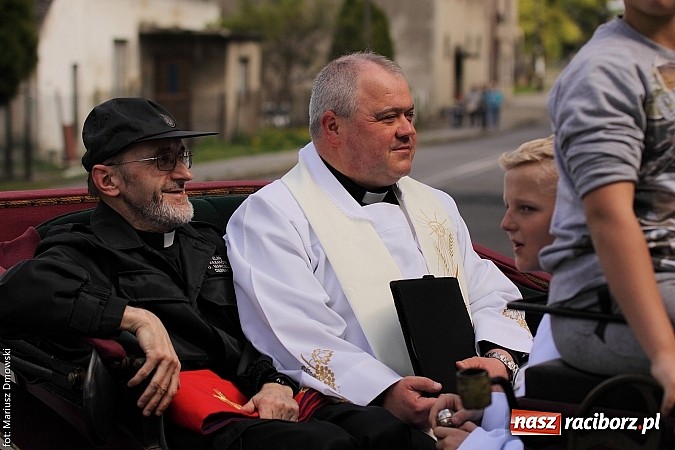 Zdjęcie w galerii na portalu naszraciborz.pl: W Pogrzebieniu 137. raz szli w procesji na św. Floriana. Prosili o ochronę przed gradem wiadomości z regionu