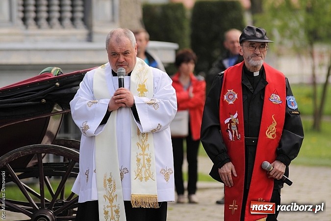 Zdjęcie w galerii na portalu naszraciborz.pl: W Pogrzebieniu 137. raz szli w procesji na św. Floriana. Prosili o ochronę przed gradem wiadomości z regionu