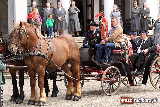 Zdjęcie w galerii na portalu naszraciborz.pl: W Pogrzebieniu 137. raz szli w procesji na św. Floriana. Prosili o ochronę przed gradem wiadomości z regionu