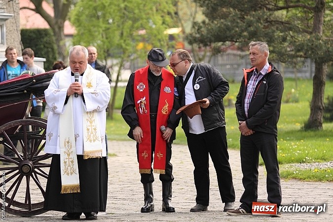 Zdjęcie w galerii na portalu naszraciborz.pl: W Pogrzebieniu 137. raz szli w procesji na św. Floriana. Prosili o ochronę przed gradem wiadomości z regionu