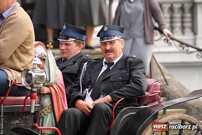 Zdjęcie w galerii na portalu naszraciborz.pl: W Pogrzebieniu 137. raz szli w procesji na św. Floriana. Prosili o ochronę przed gradem wiadomości z regionu