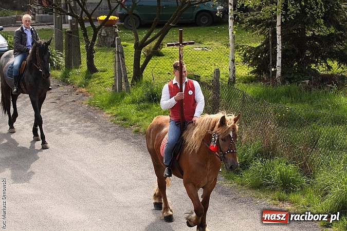 Zdjęcie w galerii na portalu naszraciborz.pl: W Pogrzebieniu 137. raz szli w procesji na św. Floriana. Prosili o ochronę przed gradem wiadomości z regionu