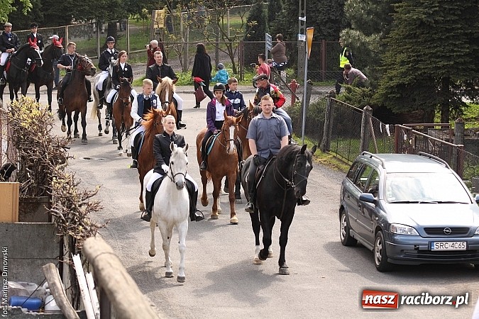 Zdjęcie w galerii na portalu naszraciborz.pl: W Pogrzebieniu 137. raz szli w procesji na św. Floriana. Prosili o ochronę przed gradem wiadomości z regionu