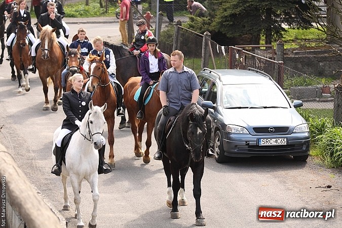 Zdjęcie w galerii na portalu naszraciborz.pl: W Pogrzebieniu 137. raz szli w procesji na św. Floriana. Prosili o ochronę przed gradem wiadomości z regionu