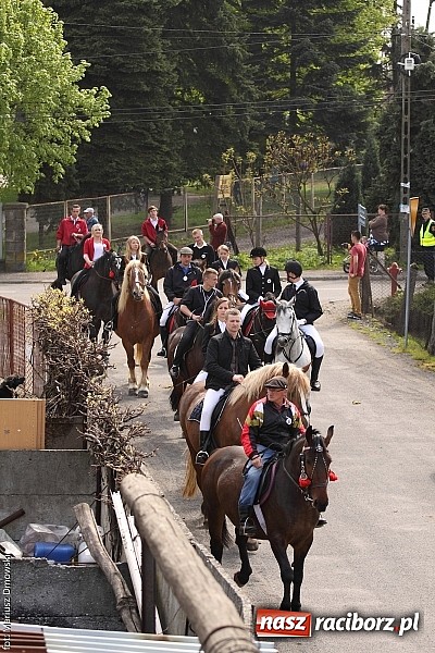 Zdjęcie w galerii na portalu naszraciborz.pl: W Pogrzebieniu 137. raz szli w procesji na św. Floriana. Prosili o ochronę przed gradem wiadomości z regionu