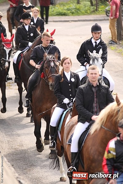 Zdjęcie w galerii na portalu naszraciborz.pl: W Pogrzebieniu 137. raz szli w procesji na św. Floriana. Prosili o ochronę przed gradem wiadomości z regionu