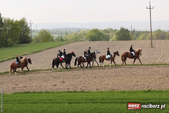 Zdjęcie w galerii na portalu naszraciborz.pl: W Pogrzebieniu 137. raz szli w procesji na św. Floriana. Prosili o ochronę przed gradem wiadomości z regionu