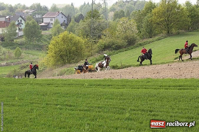 Zdjęcie w galerii na portalu naszraciborz.pl: W Pogrzebieniu 137. raz szli w procesji na św. Floriana. Prosili o ochronę przed gradem wiadomości z regionu