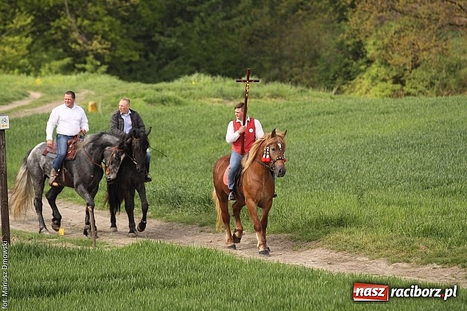 Zdjęcie w galerii na portalu naszraciborz.pl: W Pogrzebieniu 137. raz szli w procesji na św. Floriana. Prosili o ochronę przed gradem wiadomości z regionu