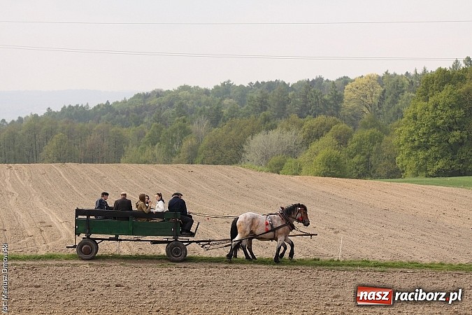 Zdjęcie w galerii na portalu naszraciborz.pl: W Pogrzebieniu 137. raz szli w procesji na św. Floriana. Prosili o ochronę przed gradem wiadomości z regionu