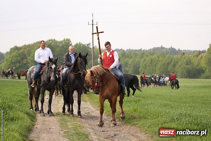 Zdjęcie w galerii na portalu naszraciborz.pl: W Pogrzebieniu 137. raz szli w procesji na św. Floriana. Prosili o ochronę przed gradem wiadomości z regionu