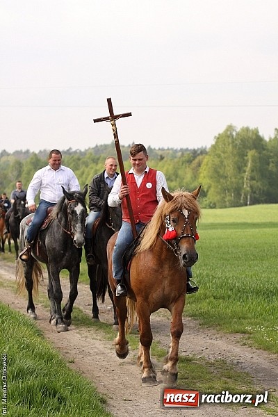 Zdjęcie w galerii na portalu naszraciborz.pl: W Pogrzebieniu 137. raz szli w procesji na św. Floriana. Prosili o ochronę przed gradem wiadomości z regionu