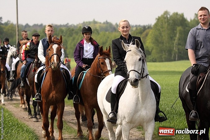 Zdjęcie w galerii na portalu naszraciborz.pl: W Pogrzebieniu 137. raz szli w procesji na św. Floriana. Prosili o ochronę przed gradem wiadomości z regionu
