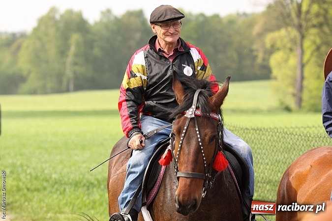 Zdjęcie w galerii na portalu naszraciborz.pl: W Pogrzebieniu 137. raz szli w procesji na św. Floriana. Prosili o ochronę przed gradem wiadomości z regionu
