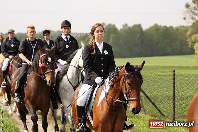 Zdjęcie w galerii na portalu naszraciborz.pl: W Pogrzebieniu 137. raz szli w procesji na św. Floriana. Prosili o ochronę przed gradem wiadomości z regionu