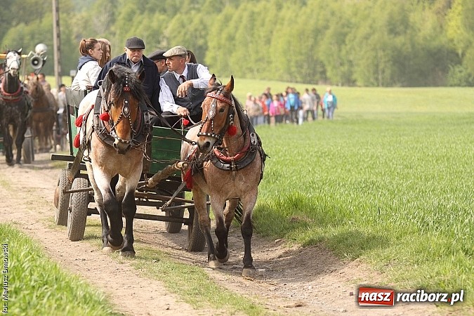 Zdjęcie w galerii na portalu naszraciborz.pl: W Pogrzebieniu 137. raz szli w procesji na św. Floriana. Prosili o ochronę przed gradem wiadomości z regionu