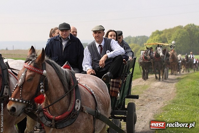 Zdjęcie w galerii na portalu naszraciborz.pl: W Pogrzebieniu 137. raz szli w procesji na św. Floriana. Prosili o ochronę przed gradem wiadomości z regionu