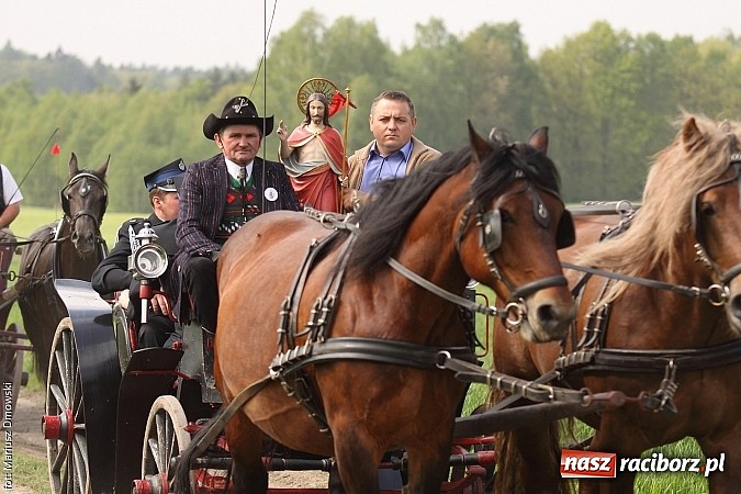 Zdjęcie w galerii na portalu naszraciborz.pl: W Pogrzebieniu 137. raz szli w procesji na św. Floriana. Prosili o ochronę przed gradem wiadomości z regionu