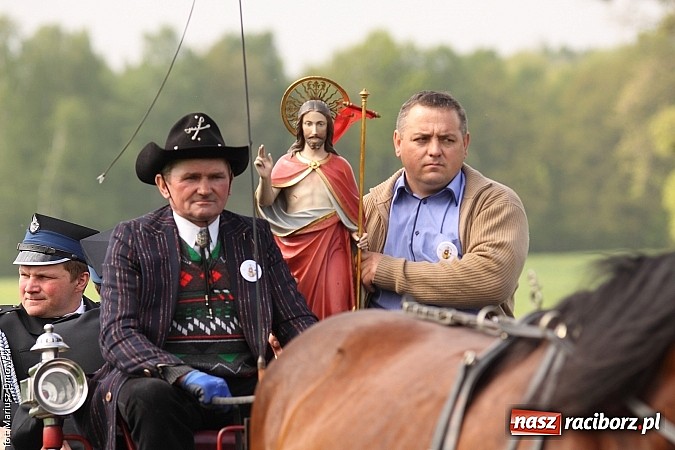 Zdjęcie w galerii na portalu naszraciborz.pl: W Pogrzebieniu 137. raz szli w procesji na św. Floriana. Prosili o ochronę przed gradem wiadomości z regionu