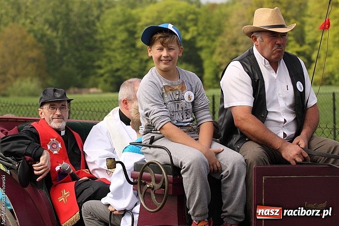 Zdjęcie w galerii na portalu naszraciborz.pl: W Pogrzebieniu 137. raz szli w procesji na św. Floriana. Prosili o ochronę przed gradem wiadomości z regionu