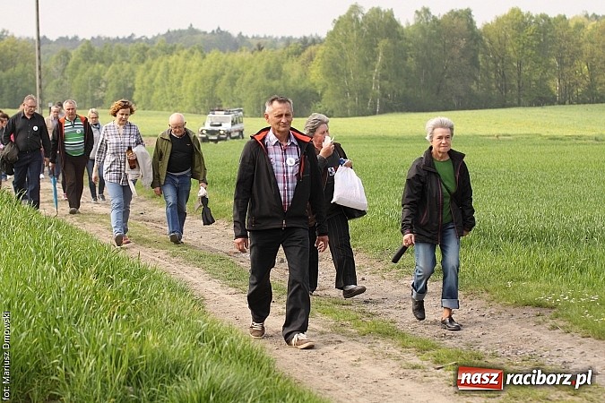 Zdjęcie w galerii na portalu naszraciborz.pl: W Pogrzebieniu 137. raz szli w procesji na św. Floriana. Prosili o ochronę przed gradem wiadomości z regionu