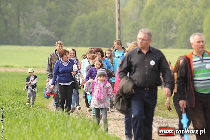 Zdjęcie w galerii na portalu naszraciborz.pl: W Pogrzebieniu 137. raz szli w procesji na św. Floriana. Prosili o ochronę przed gradem wiadomości z regionu
