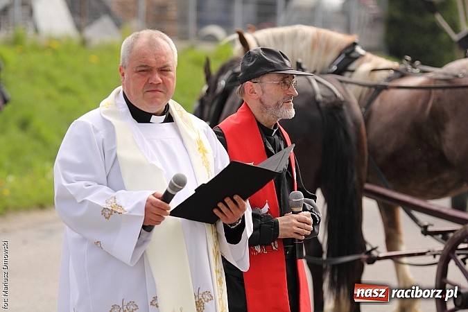 Zdjęcie w galerii na portalu naszraciborz.pl: W Pogrzebieniu 137. raz szli w procesji na św. Floriana. Prosili o ochronę przed gradem wiadomości z regionu