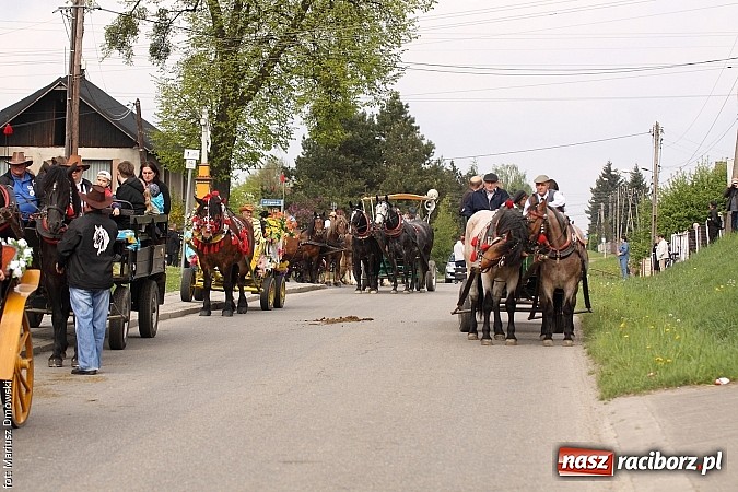 Zdjęcie w galerii na portalu naszraciborz.pl: W Pogrzebieniu 137. raz szli w procesji na św. Floriana. Prosili o ochronę przed gradem wiadomości z regionu