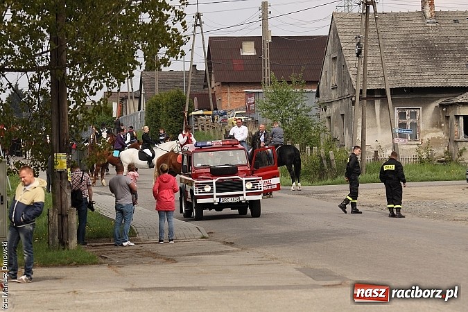 Zdjęcie w galerii na portalu naszraciborz.pl: W Pogrzebieniu 137. raz szli w procesji na św. Floriana. Prosili o ochronę przed gradem wiadomości z regionu