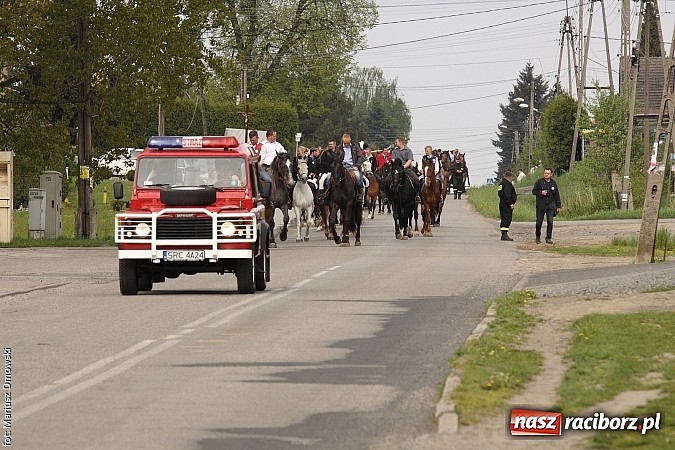 Zdjęcie w galerii na portalu naszraciborz.pl: W Pogrzebieniu 137. raz szli w procesji na św. Floriana. Prosili o ochronę przed gradem wiadomości z regionu