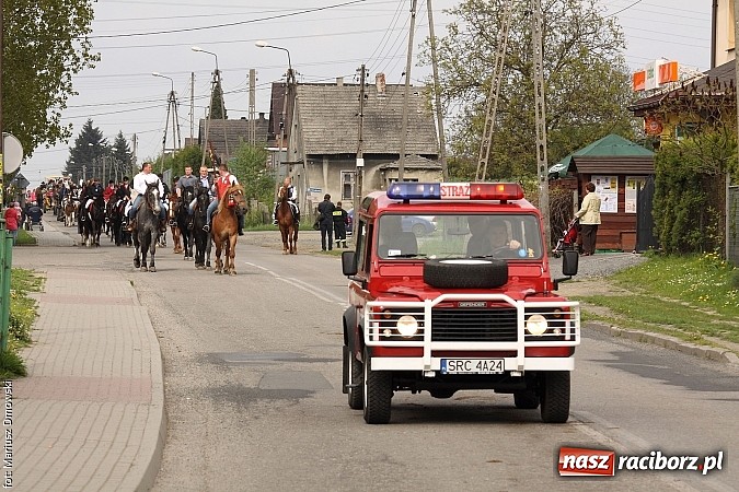 Zdjęcie w galerii na portalu naszraciborz.pl: W Pogrzebieniu 137. raz szli w procesji na św. Floriana. Prosili o ochronę przed gradem wiadomości z regionu