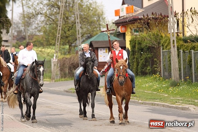 Zdjęcie w galerii na portalu naszraciborz.pl: W Pogrzebieniu 137. raz szli w procesji na św. Floriana. Prosili o ochronę przed gradem wiadomości z regionu