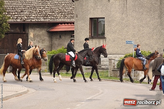 Zdjęcie w galerii na portalu naszraciborz.pl: W Pogrzebieniu 137. raz szli w procesji na św. Floriana. Prosili o ochronę przed gradem wiadomości z regionu