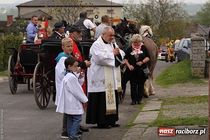 Zdjęcie w galerii na portalu naszraciborz.pl: W Pogrzebieniu 137. raz szli w procesji na św. Floriana. Prosili o ochronę przed gradem wiadomości z regionu
