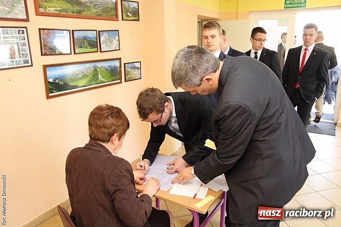 Zdjęcie w galerii na portalu naszraciborz.pl: Mechanik. Trwa drugi egzamin maturalny. Dziś matematyka wiadomości z regionu