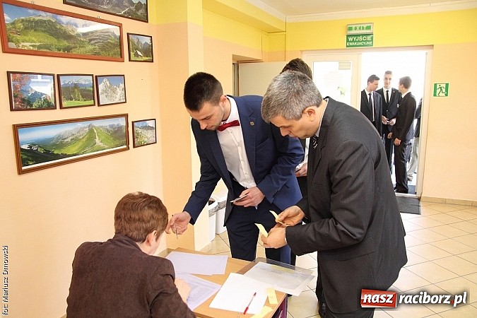 Zdjęcie w galerii na portalu naszraciborz.pl: Mechanik. Trwa drugi egzamin maturalny. Dziś matematyka wiadomości z regionu