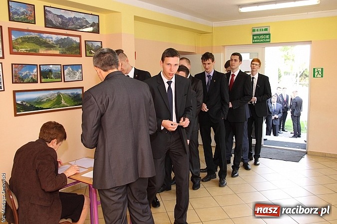 Zdjęcie w galerii na portalu naszraciborz.pl: Mechanik. Trwa drugi egzamin maturalny. Dziś matematyka wiadomości z regionu