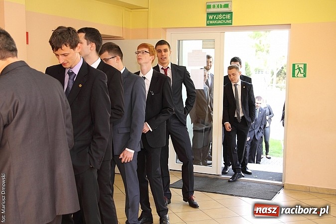 Zdjęcie w galerii na portalu naszraciborz.pl: Mechanik. Trwa drugi egzamin maturalny. Dziś matematyka wiadomości z regionu