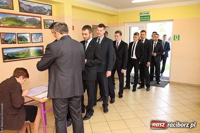 Zdjęcie w galerii na portalu naszraciborz.pl: Mechanik. Trwa drugi egzamin maturalny. Dziś matematyka wiadomości z regionu