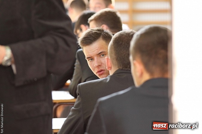 Zdjęcie w galerii na portalu naszraciborz.pl: Mechanik. Trwa drugi egzamin maturalny. Dziś matematyka wiadomości z regionu