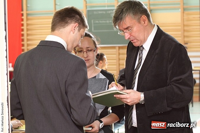 Zdjęcie w galerii na portalu naszraciborz.pl: Mechanik. Trwa drugi egzamin maturalny. Dziś matematyka wiadomości z regionu