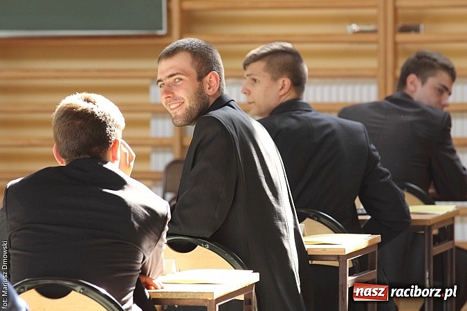 Zdjęcie w galerii na portalu naszraciborz.pl: Mechanik. Trwa drugi egzamin maturalny. Dziś matematyka wiadomości z regionu