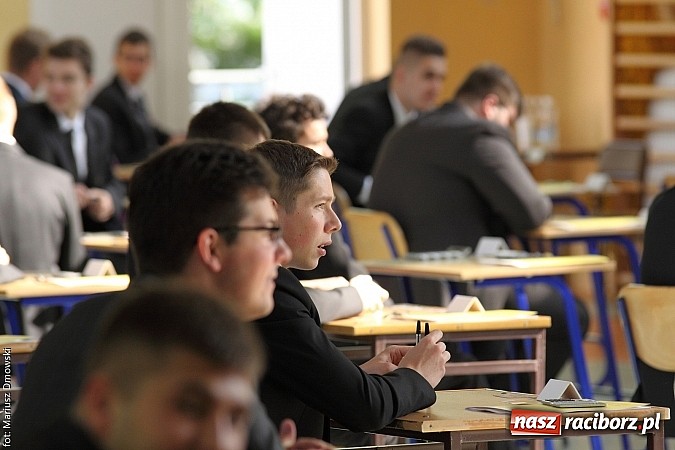Zdjęcie w galerii na portalu naszraciborz.pl: Mechanik. Trwa drugi egzamin maturalny. Dziś matematyka wiadomości z regionu