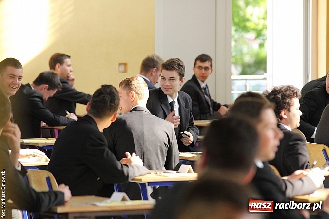 Zdjęcie w galerii na portalu naszraciborz.pl: Mechanik. Trwa drugi egzamin maturalny. Dziś matematyka wiadomości z regionu