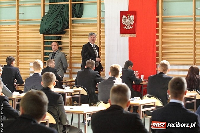 Zdjęcie w galerii na portalu naszraciborz.pl: Mechanik. Trwa drugi egzamin maturalny. Dziś matematyka wiadomości z regionu