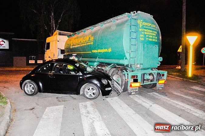 Zdjęcie w galerii na portalu naszraciborz.pl: Kraksa na Rybnickiej-Szkolnej. Cysterna zajechała drogę VW beetle wiadomości z regionu