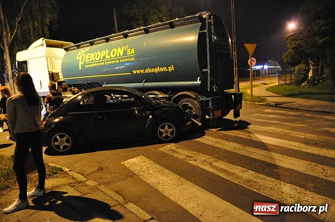 Zdjęcie w galerii na portalu naszraciborz.pl: Kraksa na Rybnickiej-Szkolnej. Cysterna zajechała drogę VW beetle wiadomości z regionu