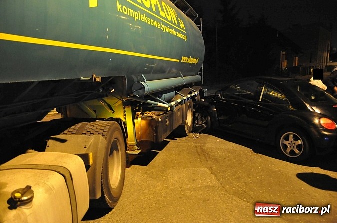 Zdjęcie w galerii na portalu naszraciborz.pl: Kraksa na Rybnickiej-Szkolnej. Cysterna zajechała drogę VW beetle wiadomości z regionu