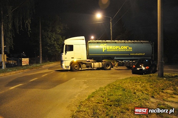 Zdjęcie w galerii na portalu naszraciborz.pl: Kraksa na Rybnickiej-Szkolnej. Cysterna zajechała drogę VW beetle wiadomości z regionu