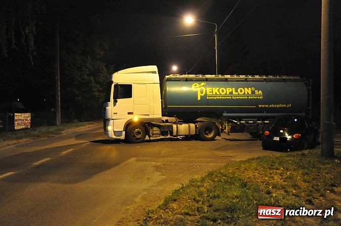 Zdjęcie w galerii na portalu naszraciborz.pl: Kraksa na Rybnickiej-Szkolnej. Cysterna zajechała drogę VW beetle wiadomości z regionu